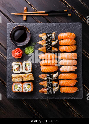 Sushi Conjunto sobre fondo de pizarra de piedra negra