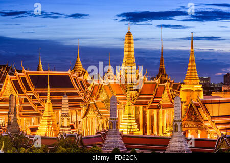 Bangkok, Tailandia en el Palacio Real y el Templo del Buda de Esmeralda en la noche. Foto de stock