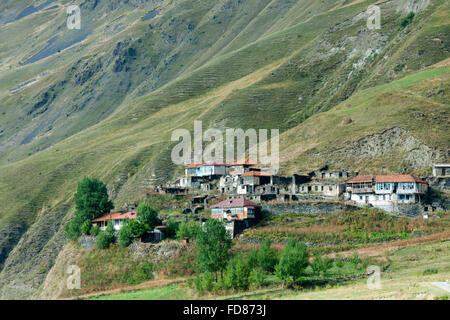 Georgien, Mtskheta-Mtianeti, Häuser der Ortschaft Akhaltsikhe Sno-Tal südlich von Stepansminda im. Foto de stock