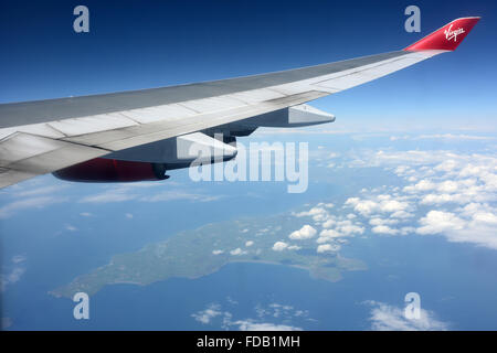 Un Boeing 747 de Virgin Atlantic jefes a lo largo de la costa oeste de Gales en ruta a Nueva York JFK desde Londres Heathrow LHR