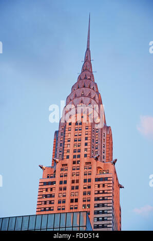 Nueva York, Estados Unidos de América: un atardecer en el Chrysler Building, un rascacielos de estilo Art Decó más simbólicos entre los íconos de la ciudad en el mundo Foto de stock