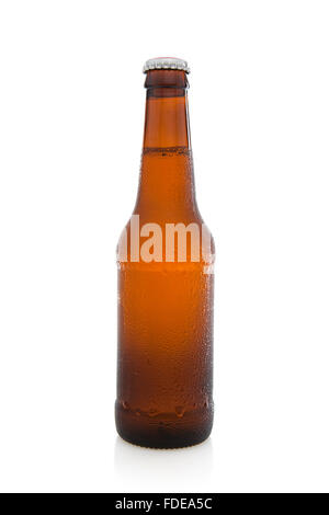 Botella de Cerveza fría sin etiqueta sobre un fondo blanco.
