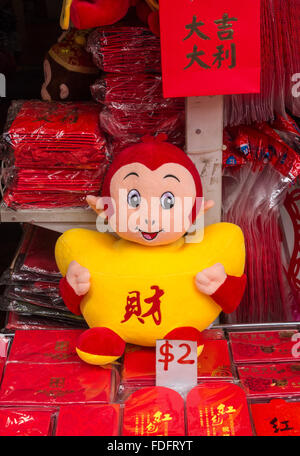 Mono de juguete blando para el Año Nuevo chino del mono en el Mercadillo de Chinatown, Chinatown, Singapur Foto de stock