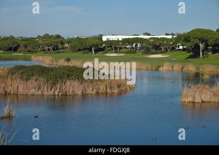 Campo de golf cerca de un estanque en Quinta do Lago, Algarve, Portugal Foto de stock