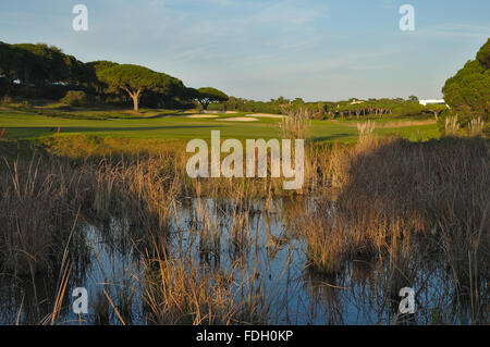 Campo de golf cerca de un estanque en Quinta do Lago, Algarve, Portugal Foto de stock