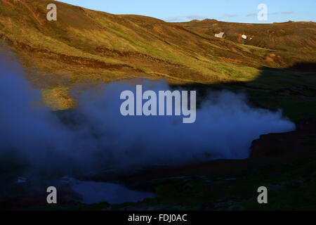 Las aguas termales y el vapor, ventilación montañas Hengill, Hveragerdi, SW Islandia Foto de stock