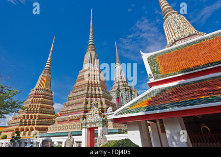 Phra Maha Chedi Rajakarn is, las grandes pagodas de Cuatro Reyes. El templo de Wat Pho, Bangkok, Tailandia.