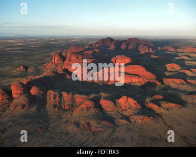 Aeriel vista de Uluru (Ayers Rock) desde helicópteros al amanecer en verano. Foto de stock