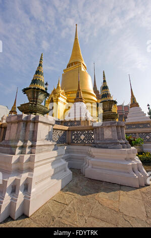 Estupa dorada en el gran complejo de palacio en Bangkok, Tailandia