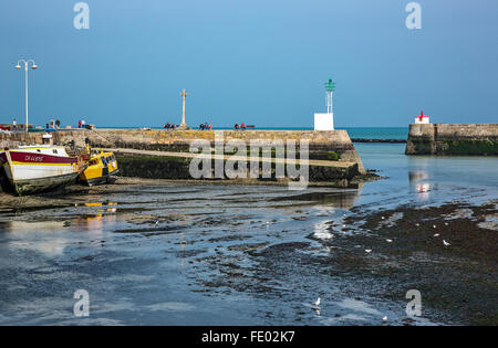 Francia, Normandía, Barfleur, vista del puerto con marea baja.