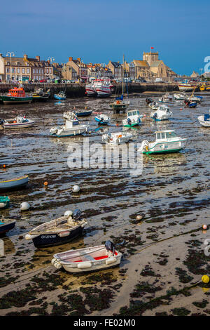Francia, Normandía, Barfleur, vista del puerto con marea baja.