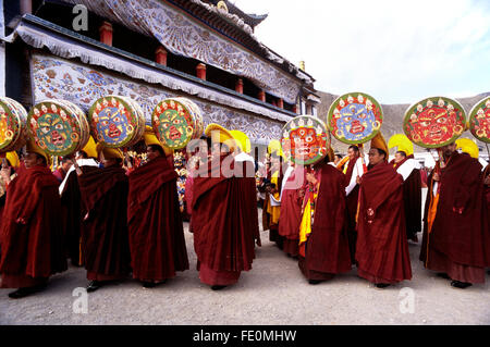 China, Tíbet, provincia de Gansu, Xiahé, monasterio de Labrang, día del año nuevo tibetano, ceremonia de baile cham, monjes tocando la batería Foto de stock