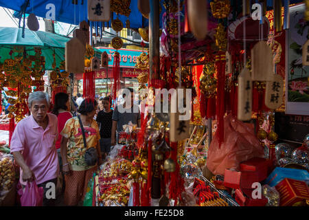 Bangkok, Bangkok, Tailandia. 4 Feb, 2016. Thais preparar el próximo Año Nuevo Chino en Chinatown en Yaowarat Road, que se celebrará el próximo 8 de febrero.El Año Nuevo Lunar marcará el año del ''monkey'' como más del 13% de la población tailandesa es de origen étnico chino. © Guillaume Payen/Zuma alambre/Alamy Live News Foto de stock