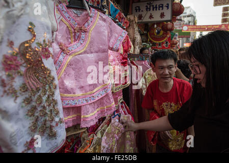 Bangkok, Bangkok, Tailandia. 4 Feb, 2016. Thais preparar el próximo Año Nuevo Chino en Chinatown en Yaowarat Road, que se celebrará el próximo 8 de febrero.El Año Nuevo Lunar marcará el año del ''monkey'' como más del 13% de la población tailandesa es de origen étnico chino. © Guillaume Payen/Zuma alambre/Alamy Live News Foto de stock