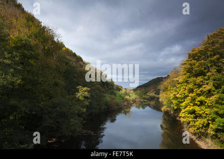 Cielo tormentoso sobre el río Wye en otoño en el antiguo cruce ferroviario en Redbrook cerca de Monmouth en el valle inferior de Wye, Monmouthshire, Gales. Foto de stock