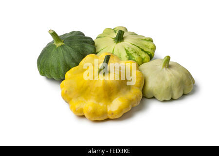 Variedad de Patty pan fresco calabazas sobre fondo blanco.