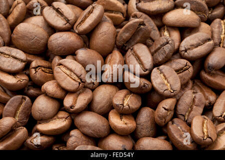 Los granos de café cerca de fotograma completo Foto de stock