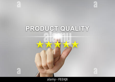 Mano de negocios haciendo clic en calidad del producto con cinco estrellas en la pantalla