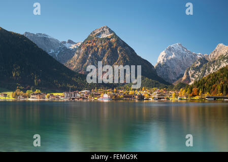 En Pertisau lago Achensee antes los colores otoñales bosques y montañas de Karwendel rango,Tirol, Austria Foto de stock