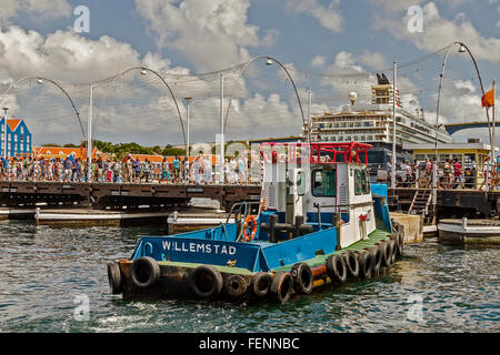 Remolcador Presionando Abrir Puente Colgante de Willemstad, Curacao Foto de stock