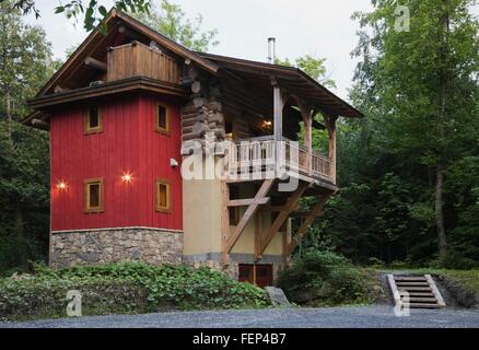 Estuco de color beige estilo casa de campo casa residencial fachada con