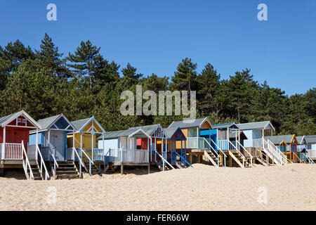 Algunas coloridas casetas de playa en pozos junto al mar Foto de stock