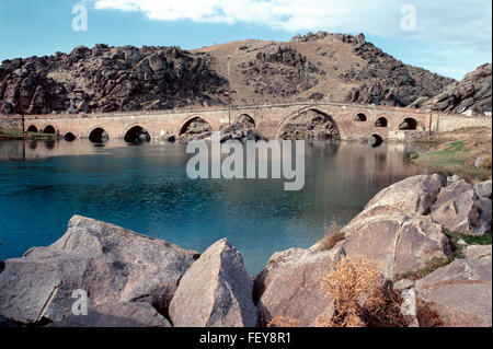 La Seljuk-Era Cesnigir Puente (c13th) sobre el río Kizilirmak, una parte de la ruta de la Seda, Turquía Kirikkale Foto de stock