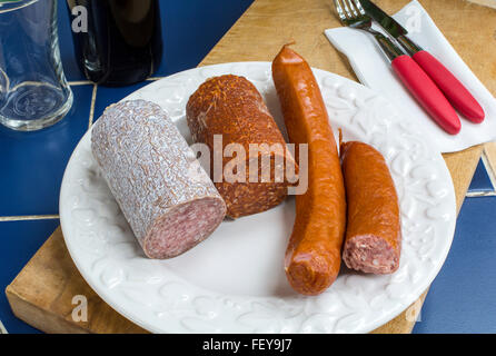 Tres salchichas europeo - leve salami, pimienta y salami, cabanossi cabanosy kabanossi ( ) Foto de stock