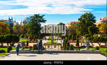 Jardines en la ciudad de Parque del Retiro de Madrid. Foto de stock
