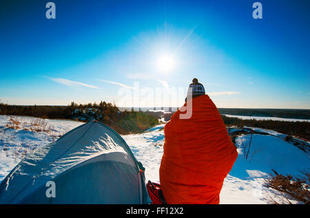 Excursionista de pie al nevado camping Foto de stock