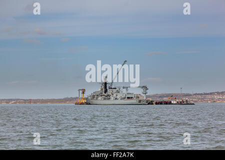 HMS Lancaster, una fragata tipo 23 de la Royal Navy en Portsmouth Harbour Foto de stock