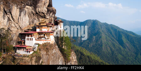 Paro Taktsang (Tigres nido monasterio), distrito de Paro, Bhután, HimaRMayas, Asia Foto de stock