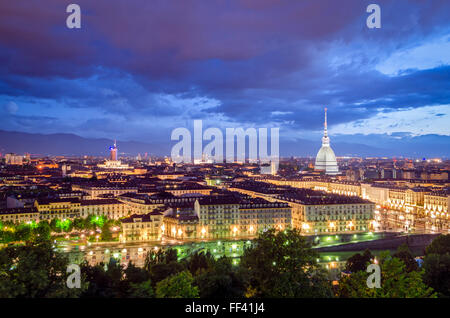 Turín (Torino) panorámica de alta definición de crepúsculo