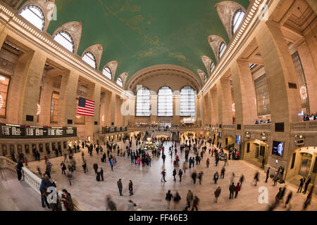 La gente corriendo alrededor del interior de la estación Grand Central Terminal, Manhattan, Ciudad de Nueva York, Nueva York, EE.UU. Foto de stock
