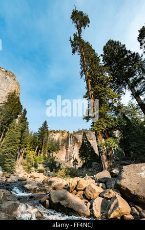 Río Merced con Nevada caída, vapor Trail, el Parque Nacional Yosemite, California, EE.UU., América del Norte
