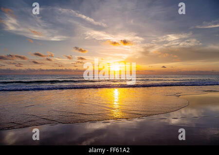 Atardecer en la playa de Patong. La isla de Phuket. Tailandia.