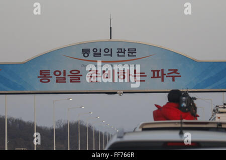 Paju, Gyeonggi, Corea del Sur. El 11 de febrero, 2016. Corea del Sur Televisión Camaraman Tomar imagen al puente de unificación, que conducen a la zona desmilitarizada, en Paju, Corea del Sur. Corea del Sur dijo este miércoles que apagará un parque industrial conjunta con Corea del Norte en respuesta a su reciente lanzamiento de cohetes, acusando al norte de utilizar moneda dura desde el parque a desarrollar sus programas nucleares y de misiles. Crédito: Zuma Zuma Press/Cable/Alamy Live News
