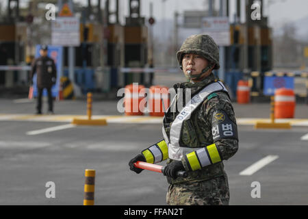 Paju, Gyeonggi, Corea del Sur. El 11 de febrero, 2016. Soldados del ejército de Corea del Sur de patrulla en las aduanas, inmigración y cuarentena oficina cerca de la aldea fronteriza de Panmunjom. Corea del Sur dijo este miércoles que apagará un parque industrial conjunta con Corea del Norte en respuesta a su reciente lanzamiento de cohetes, acusando al norte de utilizar moneda dura desde el parque a desarrollar sus programas nucleares y de misiles. © Zuma Zuma Press/Cable/Alamy Live News