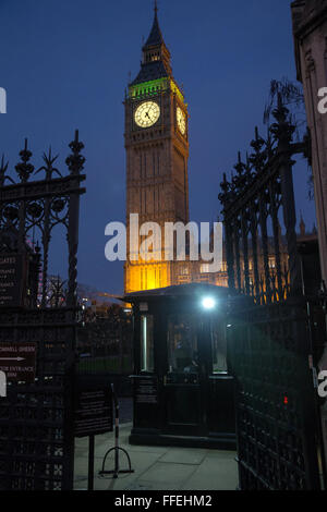 Big Ben al anochecer.También es conocida como Torre de San Esteban y es parte de las Casas del Parlamento, Londres, Inglaterra