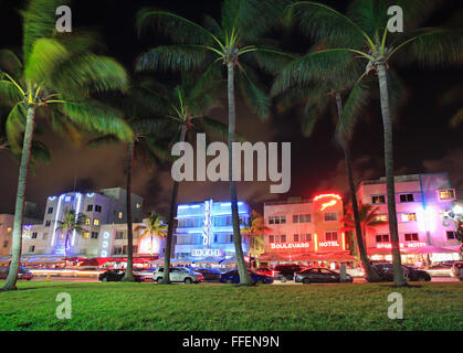 Ocean Drive y hoteles Art decó iluminado en la noche en Miami Beach, Florida, EE.UU.