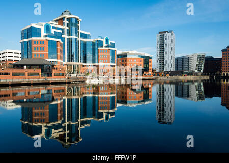 El edificio de oficinas de Victoria y el Millenium Tower Apartments, Erie Basin, Salford, Manchester, Reino Unido Foto de stock