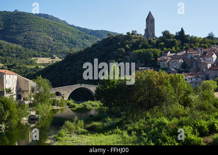 Pont du Diable, sobre el río en Olargues Jaurès, Haut-Languedoc, Francia Foto de stock
