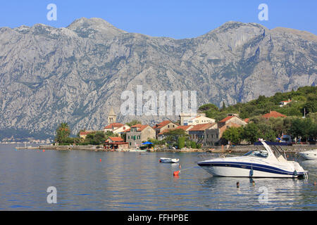 Vistas panorámicas de la pintoresca aldea de Prcanj a lo largo de la bahía de Kotor, Montenegro Foto de stock