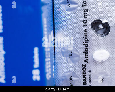 Close-up de tabletas Amlodipin, utilizados en el tratamiento médico de las personas con presión arterial alta. Foto de stock