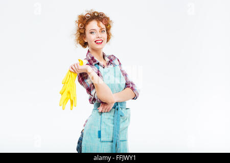 Janitor joven y hermosa chica trabaja eficazmente en el servicio de  limpieza, disfrutar de trabajo. Mujer con guantes de goma de protección  amarilla, uniforme de trabajo Fotografía de stock - Alamy