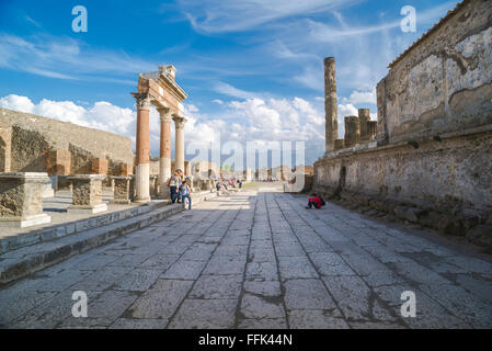 Foro de Pompeya, un grupo de turistas posan para una foto en el foro de la antigua ciudad en ruinas de Pompeya, Italia. Foto de stock