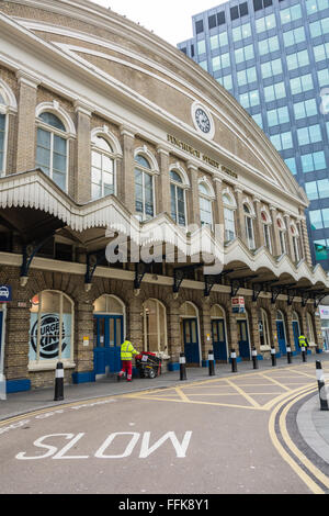 Barrer los tramos fuera de Fenchurch Street Station, Londres, Inglaterra, Reino Unido. Foto de stock
