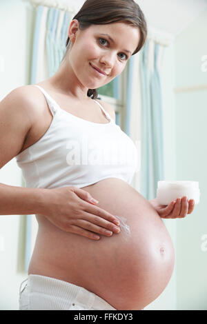 Mujer embarazada vientre hidratante