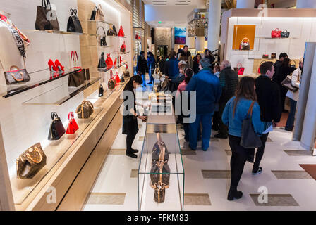 Paris, Francia, Detalle, Dentro de las tiendas de lujo en los grandes  almacenes Galeries Lafayette, Louis Vuitton Store, LVMH Luxury Shop, Bolsas  de accesorios para mujer, interior de alta costura, Etiqueta de