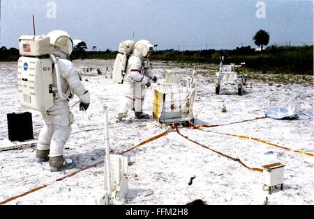 Los astronautas de la misión Apolo 14 de la NASA Alan B. Shepard Jr. (derecha), comandante, Edgar D. Mitchell, piloto del módulo lunar, durante la formación de la simulación de la superficie lunar en el Centro Espacial Kennedy el 18 de julio de 1970 en Cabo Cañaveral, Florida. Foto de stock
